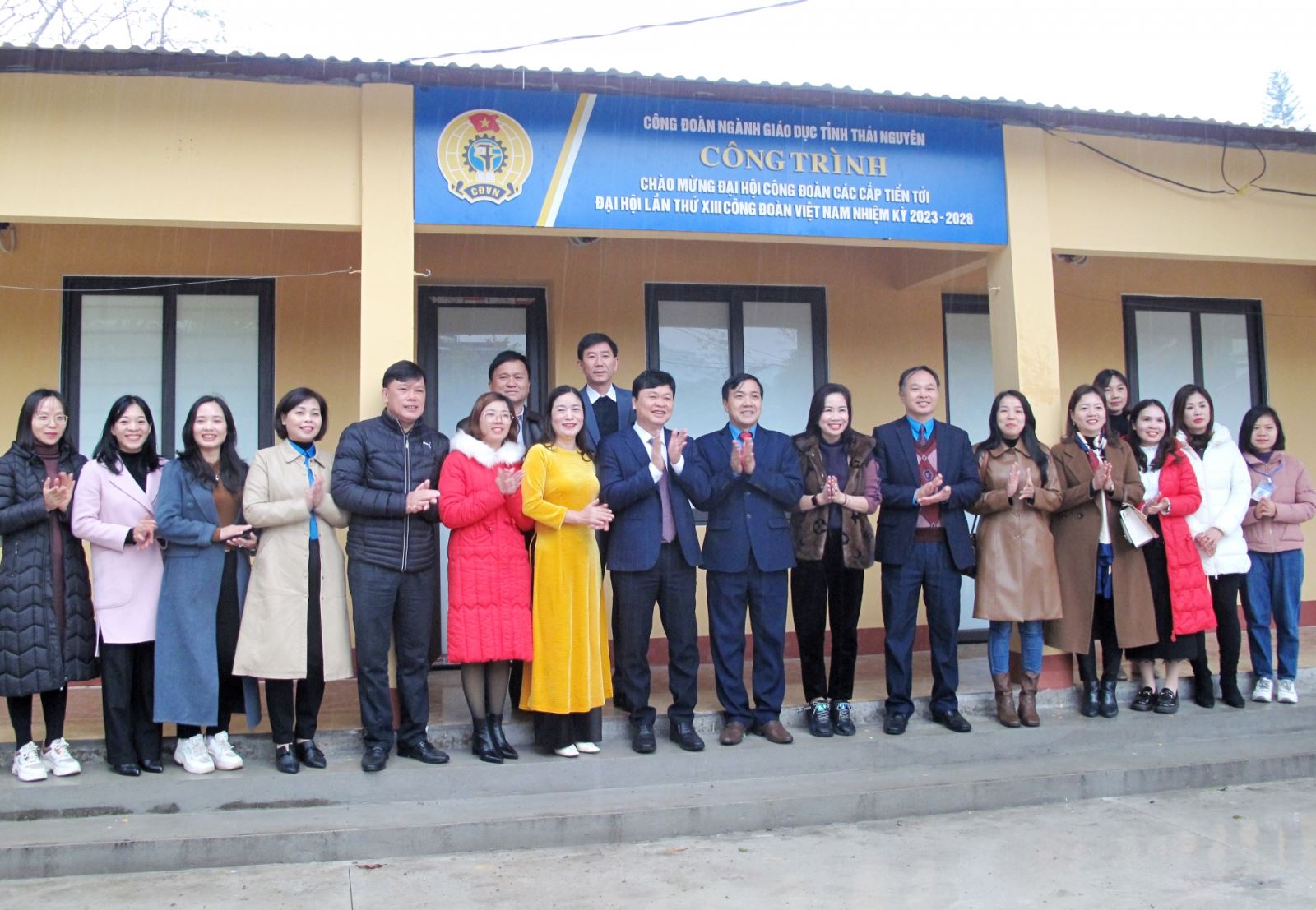 Gắn biển công trình chào mừng Đại hội Công đoàn và tặng quà đối tượng có hoàn cảnh khó khăn